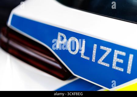 Munich, Allemagne. 11 septembre 2025. Le lettrage "Polizei" peut être vu sur une voiture de police à Munich (Bavière) le 11 septembre 2025. (Image symbole, photo symbole, illustration, photo symbolique, photo illustrative, image thème, image générale, photo thème) crédit : Matthias Balk/dpa/Alamy Live News Banque D'Images