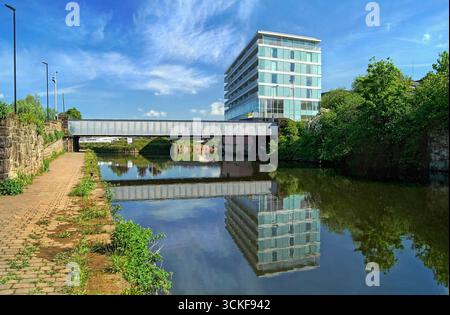 UK, South Yorkshire, Rotherham, River Don, main Street Bridge et Keppel Wharf. Banque D'Images
