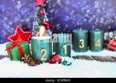 Quatre bougies de l'Avent avec décorations de Noël, 2ème Avent Banque D'Images