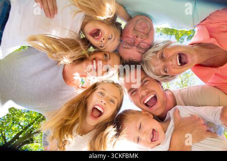 Famille avec deux enfants, grand-mère et grand-père sur une promenade dans la forêt, d'en bas Banque D'Images