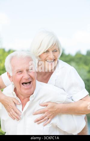 un couple aîné joyeux et plein d'esprit profite de l'été Banque D'Images