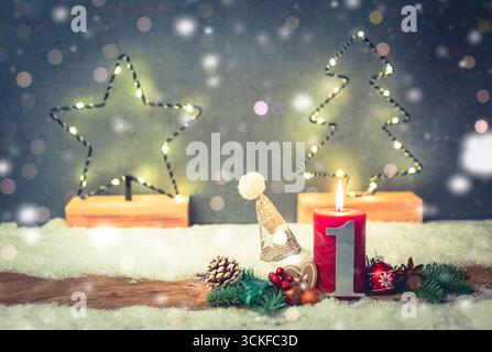 Décoration de Noël avec une bougie, 1er Avent Banque D'Images