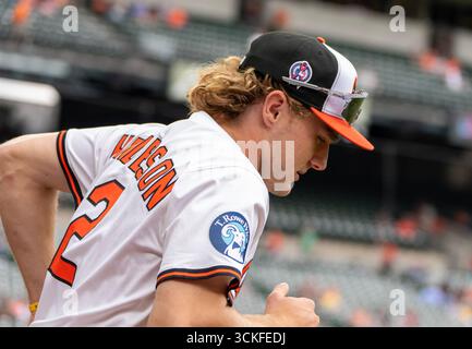 Baltimore, États-Unis. 11 septembre 2025. BALTIMORE, Maryland - 11 SEPTEMBRE : Gunnar Henderson (2) entre sur le terrain avant un match MLB entre les Orioles de Baltimore et les Pirates de Pittsburgh, le 11 septembre 2025, à Oriole Park à Camden Yards, à Baltimore, Maryland. (Photo de Tony Quinn/SipaUSA) crédit : Sipa USA/Alamy Live News Banque D'Images