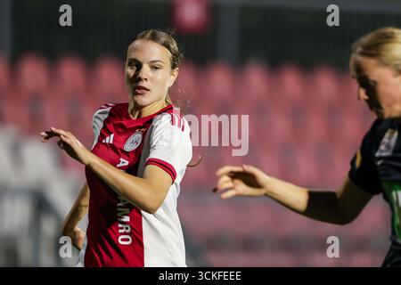 Amsterdam, pays-Bas. 11 septembre 2025. Amsterdam, pays-Bas, le 11 septembre 2025 : Lotte Keukelaar (23 AFC Ajax) court avec le ballon lors du premier match de qualification de la Coupe Europa Womens 2025/26 de l'UEFA entre l'AFC Ajax et le SK Sturm Graz au Sportcomplex de Toekomst à Amsterdam, aux pays-Bas. (Leiting Gao/SPP) crédit : photo de presse sportive SPP. /Alamy Live News Banque D'Images