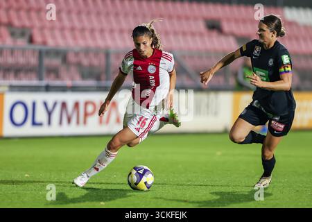 Amsterdam, pays-Bas. 11 septembre 2025. Amsterdam, pays-Bas, le 11 septembre 2025 : Danique Noordman (16 AFC Ajax) court avec le ballon lors du premier match de qualification de la Coupe Europa Womens 2025/26 de l'UEFA entre l'AFC Ajax et le SK Sturm Graz au Sportcomplex de Toekomst à Amsterdam, aux pays-Bas. (Leiting Gao/SPP) crédit : photo de presse sportive SPP. /Alamy Live News Banque D'Images