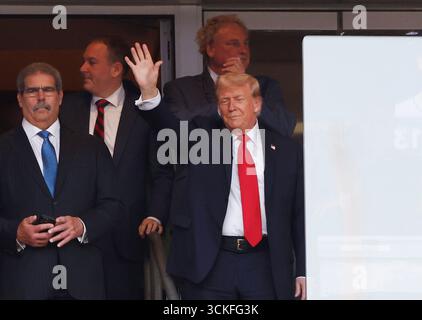 Bronx, États-Unis. 11 septembre 2025. Le président AMÉRICAIN Donald Trump arrive à ses sièges avant que les Yankees de New York affrontent les Tigres de Détroit à l’occasion du 24e anniversaire des attentats terroristes de 9/11 contre le World Trade Center au Yankee Stadium le jeudi 11 septembre 2025 à New York. Photo de John Angelillo/UPI crédit : UPI/Alamy Live News Banque D'Images