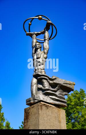 Statue de « l'atome pacifique » servant de monument à la puissance atomique à Sillamäe, une ancienne ville soviétique fermée située sur la côte de la mer Baltique à Estoni Banque D'Images