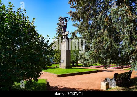 Statue de « l'atome pacifique » servant de monument à la puissance atomique à Sillamäe, une ancienne ville soviétique fermée située sur la côte de la mer Baltique à Estoni Banque D'Images