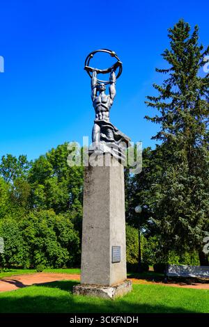 Statue de « l'atome pacifique » servant de monument à la puissance atomique à Sillamäe, une ancienne ville soviétique fermée située sur la côte de la mer Baltique à Estoni Banque D'Images