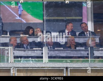 Bronx, États-Unis. 11 septembre 2025. Le président AMÉRICAIN Donald Trump regarde les Yankees de New York jouer contre les Tigers de Détroit à l’occasion du 24e anniversaire des attentats terroristes de 9/11 contre le World Trade Center au Yankee Stadium le jeudi 11 septembre 2025 à New York. Photo de John Angelillo/UPI crédit : UPI/Alamy Live News Banque D'Images