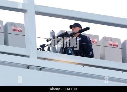 Bronx, États-Unis. 11 septembre 2025. Un officier du NYPD est installé au sommet du stade avec un fusil de sniper au Yankee Stadium avant que le président américain Donald Trump arrive pour regarder les Yankees de New York jouer contre les Tigers de Détroit à l'occasion du 24e anniversaire des attaques terroristes de 9/11 contre le World Trade Center au Yankee Stadium le jeudi 11 septembre 2025 à New York City. Photo de John Angelillo/UPI crédit : UPI/Alamy Live News Banque D'Images