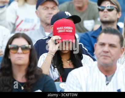 Bronx, États-Unis. 11 septembre 2025. Un fan porte une casquette Make America Great Again avant que le président américain Donald Trump arrive pour regarder les Yankees de New York jouer contre les Tigers de Detroit à l’occasion du 24e anniversaire des attaques terroristes de 9/11 contre le World Trade Center au Yankee Stadium le jeudi 11 septembre 2025 à New York. Photo de John Angelillo/UPI crédit : UPI/Alamy Live News Banque D'Images