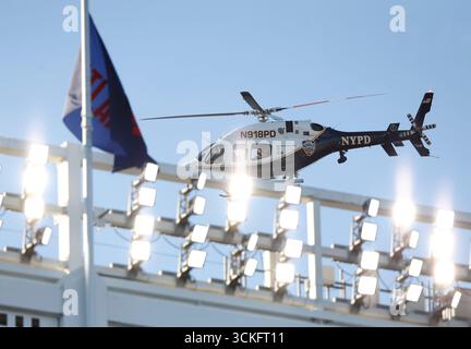 Bronx, États-Unis. 11 septembre 2025. Un hélicoptère du NYPD survole le Yankee Stadium avant que le président américain Donald Trump n’arrive pour regarder les Yankees de New York jouer contre les Detroit Tigers à l’occasion du 24e anniversaire des attaques terroristes de 9/11 contre le World Trade Center au Yankee Stadium le jeudi 11 septembre 2025 à New York City. Photo de John Angelillo/UPI crédit : UPI/Alamy Live News Banque D'Images