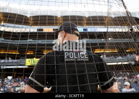 Bronx, États-Unis. 11 septembre 2025. Un agent des services secrets des États-Unis monte la garde avant l’arrivée du président américain Donald Trump pour regarder les Yankees de New York jouer contre les Tigers de Détroit à l’occasion du 24e anniversaire des attaques terroristes de 9/11 contre le World Trade Center au Yankee Stadium le jeudi 11 septembre 2025 à New York. Photo de John Angelillo/UPI crédit : UPI/Alamy Live News Banque D'Images