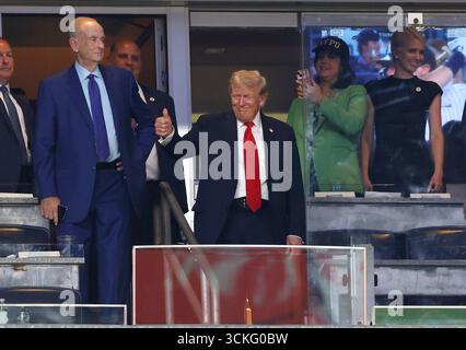 Bronx, États-Unis. 11 septembre 2025. Le président AMÉRICAIN Donald Trump réagit aux fans lorsque les Yankees de New York affrontent les Tigers de Détroit à l’occasion du 24e anniversaire des attaques terroristes de 9/11 contre le World Trade Center au Yankee Stadium, le jeudi 11 septembre 2025 à New York. Photo de John Angelillo/UPI crédit : UPI/Alamy Live News Banque D'Images