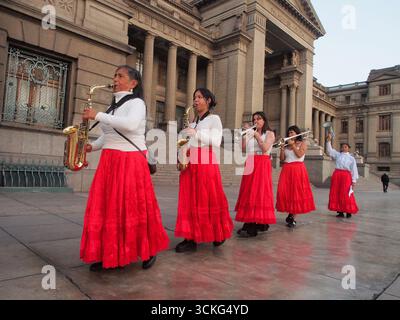 Des femmes vêtues de rouge et blanc, aux couleurs du drapeau péruvien, défilent devant le Palais de Justice de Lima pour protester contre la récente loi d'amnistie qui exonère les militaires et les policiers accusés de crimes contre l'humanité pendant le conflit armé interne. La Cour interaméricaine des droits de l’homme (CIDH) a rendu une décision le 3 septembre 2025 ordonnant au Pérou de suspendre immédiatement la loi no 32419, promulguée le 13 août 2025, connue sous le nom de loi d’amnistie, en raison du risque d’impunité pour de graves violations des droits humains. Banque D'Images