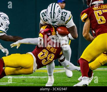 Green Bay, États-Unis. 11 septembre 2025. Green Bay Packers en fuite Emanuel Wilson (R) rencontre Jeremy Reaves (G) dans la première moitié du match de la NFL entre les Washington Commanders et les Green Bay Packers au lambeau Field à Green Bay, Wisconsin, le jeudi 11 septembre 2025. Les Packers ont battu les commandants 27-18. Photo de Tannen Maury/UPI crédit : UPI/Alamy Live News Banque D'Images