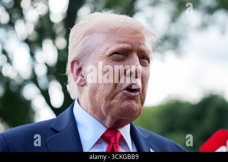 Washington, DC, États-Unis. 11 septembre 2025. Le président Donald J Trump prononce des remarques alors qu’il quitte la Maison Blanche à Washington, DC, États-Unis, le jeudi 11 septembre, 2025. crédit : Aaron Schwartz/Pool via CNP/dpa/Alamy Live News Banque D'Images