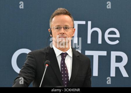 Le ministre hongrois des Affaires étrangères Peter Szijjarto assiste à une conférence de presse après la réunion des 5 Central à Tomasov, Slovaquie, le 11 septembre 2025. Banque D'Images