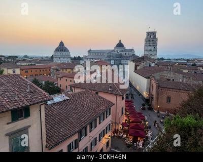 Coucher de soleil sur le célèbre monument de ligne d'horizon de la Tour penchée, cathédrale et baptistère sur la Piazza Del Duomo à Pise dans la région toscane de l'Italie Banque D'Images
