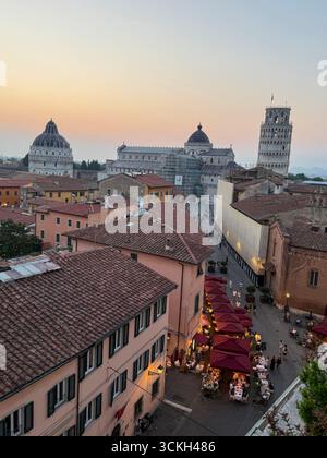 Coucher de soleil sur le célèbre monument de ligne d'horizon de la Tour penchée, cathédrale et baptistère sur la Piazza Del Duomo à Pise dans la région toscane de l'Italie Banque D'Images