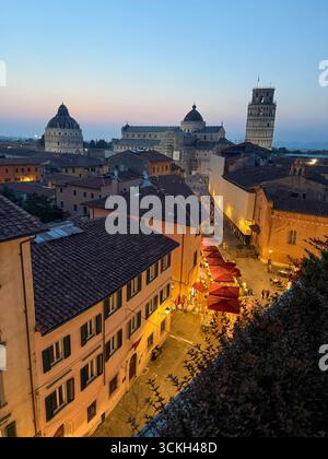 Coucher de soleil sur le célèbre monument de ligne d'horizon de la Tour penchée, cathédrale et baptistère sur la Piazza Del Duomo à Pise dans la région toscane de l'Italie Banque D'Images