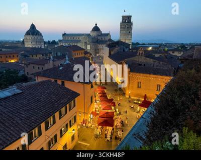 Coucher de soleil sur le célèbre monument de ligne d'horizon de la Tour penchée, cathédrale et baptistère sur la Piazza Del Duomo à Pise dans la région toscane de l'Italie Banque D'Images