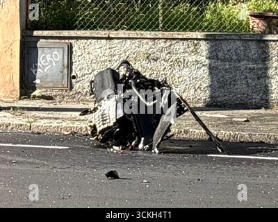 Bologne 12/09/2025 un giovane di 18 anni, di origine albanese, morto poco prima dell'alba a Bologna, in un incidente stradale avvenuto durante un inseguimento con la Polizia. Il fatto accaduto dans la via Murri. La vettura sulla quale viaggiava il ragazzo, insieme ad un altro giovane di 19 anni, anche lui albanese, rimasto gravemente ferito, si schiantata a forte velocitˆ contro un palo e succvamente contro un muro, disintegrandosi. Sul posto sono intervenute le forze dell'ordine per i rilievi necessari a chiarire la dinamica dei fatti. Foto : Michele Nucci/LaPresse Banque D'Images