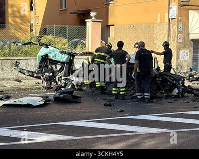 Bologne 12/09/2025 un giovane di 18 anni, di origine albanese, morto poco prima dell'alba a Bologna, in un incidente stradale avvenuto durante un inseguimento con la Polizia. Il fatto accaduto dans la via Murri. La vettura sulla quale viaggiava il ragazzo, insieme ad un altro giovane di 19 anni, anche lui albanese, rimasto gravemente ferito, si schiantata a forte velocitˆ contro un palo e succvamente contro un muro, disintegrandosi. Sul posto sono intervenute le forze dell'ordine per i rilievi necessari a chiarire la dinamica dei fatti. Foto : Michele Nucci/LaPresse Banque D'Images