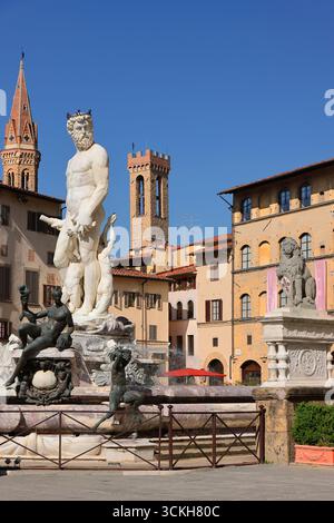 318 Piazza della Signoria place N et E bâtiments latéraux soutenant les statues de la Fontana del Nettuno Fontaine, et le Marzocco. Florence-Toscane. Banque D'Images