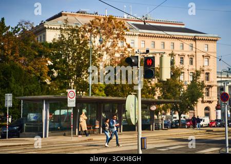 VIENNE, AUTRICHE - 10.10.2022 : scène urbaine avec un arrêt de tramway et des feux de circulation pour les véhicules et les piétons Banque D'Images