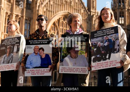 Des militants de l'opposition devant les chambres du Parlement, à Londres, près de College Green, avant que le projet de loi sur l'aide à mourir ne soit débattu à la Chambre des lords pour la première fois. Date de la photo : vendredi 12 septembre 2025. Banque D'Images