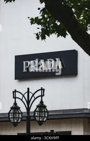 Logo de magasin de détail de marque de luxe Prada sur le mur du bâtiment Banque D'Images