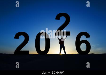 2026, silhouette d'une femme debout au lever du soleil, carte de voeux de vacances du nouvel an des femmes Banque D'Images
