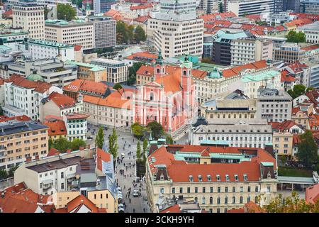 Vue aérienne captivante d'un paysage urbain dynamique présentant une architecture historique unique Banque D'Images
