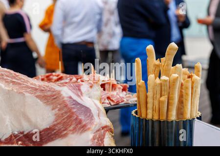 Gros plan d'un buffet avec jambon séché lors d'un cocktail Banque D'Images