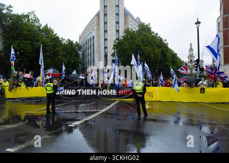 Les contre-manifestants pro-israéliens se rassemblent le long de la route de la Marche nationale pro-palestinienne pour la Palestine dans le centre de Londres. Banque D'Images