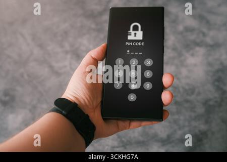 Femme utilise un smartphone avec une protection d'authentification à deux facteurs. La cybersécurité et la confidentialité protègent les données. Confidentialité personnelle en ligne. Menace de cyber-pirate. Banque D'Images