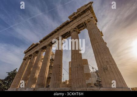 Le temple du Parthénon sur l'Acropole d'Athènes, en Grèce, vu d'en bas avec le ciel du coucher du soleil. Mai 2025 Banque D'Images