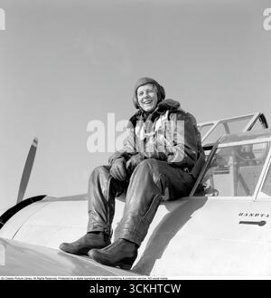 Birgit Thüring : aviateur suédois pionnier. Dans cette image de 1958 Birgit Thüring (1912-1984) dans ses combinaisons de vol sur son avion. Servant de pilote de cible, remorquant des banderoles pour la pratique du tir de la force aérienne, elle a fait preuve de précision et de courage dans un rôle essentiel. En tant que femme aviatrice pionnière dans un domaine dominé par les hommes, la présence de Birgit sur la base aérienne éloignée de Gotland reflète les premiers pas de la Suède vers l’égalité des sexes dans l’aviation militaire. Conard ref 3684 Banque D'Images
