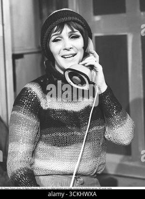 L'Ericofon : le téléphone monobloc emblématique en plastique. Ce design suédois innovant, créé par The Ericsson Company et lancé en 1956, combine le cadran et le combiné en une seule unité. Pour passer un appel, vous avez simplement décroché et composé ; pour terminer, vous l'avez décroché. Réputé pour son style élégant et son influence sur les futurs modèles de téléphones, l'Ericofon est salué comme l'un des modèles industriels les plus importants du XXe siècle. Surnommé le téléphone Cobra pour son aspect serpent enroulé, il est maintenant une antiquité convoitée. Lancé en 1956, l’Ericofon a émergé lors d’un boom de l’électro grand public après-guerre Banque D'Images