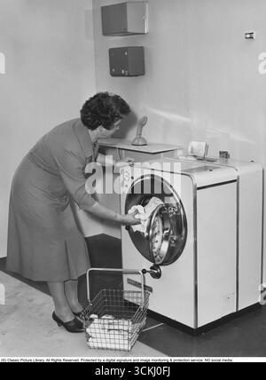 Le Teletvätt, introduit dans les années 1950 par la société suédoise Electrolux, était un premier lave-linge automatisé avec une fonction unique de réservation par téléphone. Vu debout sur le banc ; l'Ericofon : l'emblématique téléphone monobloc en plastique. Ce design suédois innovant, créé par The Ericsson Company et lancé en 1956, combine le cadran et le combiné en une seule unité. Pour passer un appel, vous avez simplement décroché et composé ; pour terminer, vous l'avez décroché. Réputé pour son style élégant et son influence sur les futurs modèles de téléphones, l'Ericofon est salué comme l'un des desi industriels les plus importants du XXe siècle Banque D'Images