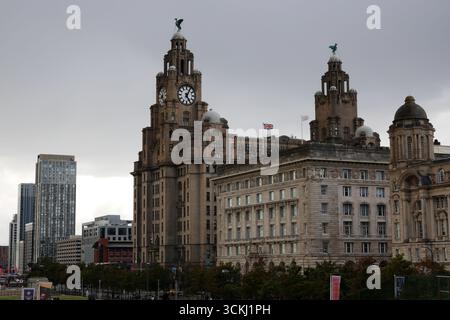 Le Royal Liver Building et le Cunard Building, avec des cieux spectaculaires au crépuscule Banque D'Images