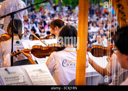 Musiciens sur scène jouant dans un concert de musique classique en plein air à Lumphini Park, Bangkok, Thaïlande Banque D'Images