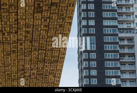 Le bâtiment Herman Teirlinck du gouvernement flamand et la tour Upsite à Laeken, Bruxelles, Belgique 15 AVRIL 2020 Banque D'Images