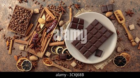 Chocolat noir et diverses épices et assaisonnements pour faire des boissons aromatiques. Vue de dessus. Banque D'Images