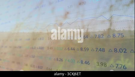 Affichage de chiffres numériques flottants et d'un graphique linéaire ascendant sur des tours de transmission dans un champ rural Banque D'Images