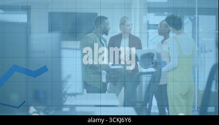 Des collègues collaborent autour d'une tablette au bureau, avec un dossier de documents et des écrans d'ordinateur Banque D'Images