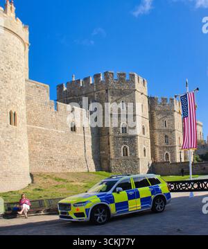 09.12.2025, Windsor Berkshire Royaume-Uni : voiture de police garée à l'extérieur du château de Windsor en préparation de la visite d'État aux États-Unis. Banque D'Images