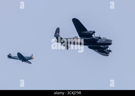 Battle of Britain Memorial Flight, Lancaster Bomber PA474 et Spitfire PR Mk XIX PM631 volant pendant le Festival International Ayr Show of Flight. Banque D'Images